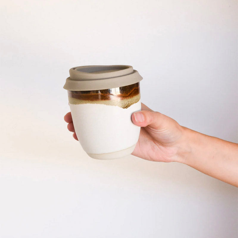 kim-wallace-ceramics-reusable-takeaway-cup-12oz-hinterland-natural-lid